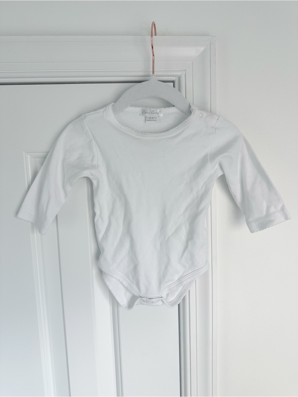 Kissy Kissy white long sleeve onsie 6-9m EUC